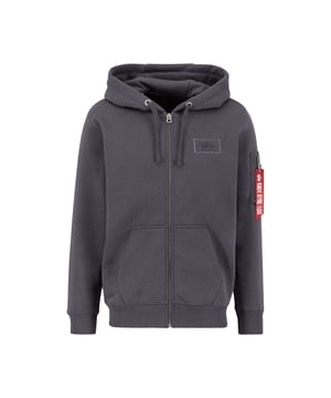 Diese sportliche Sweatjacke vereint Komfort und Stil in einem lässigen Design. Die Kapuze mit Tunnelzug bietet Schutz vor Wind, während der durchgehende Reißverschluss praktische Flexibilität ermöglicht. Elastische Rippbündchen an Ärmeln und Saum sorgen für einen bequemen Sitz und halten die Wärme optimal. In der klassischen Kängurutasche lassen sich die Hände wärmen oder kleine Gegenstände verstauen. Ein besonderes Highlight ist die Reißverschlusstasche am Ärmel, die für einen urbanen Look und zusätzliche Funktionalität sorgt. Mit Label-Patch auf der Brust und einem auffälligen Print auf dem Rücken wird das sportliche Design stilvoll abgerundet. Hoher Tragekomfort macht sie zur perfekten Wahl für jeden Tag.