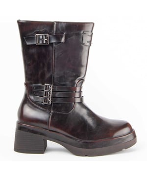 Women's ankle boots with heel. Made in natural leather. Comfortable fit. Padded natural leather insole. Manufactured by other brands for our brand. Approximate measurements: 5 cm heel, 20 cm high and 12 cm wide.