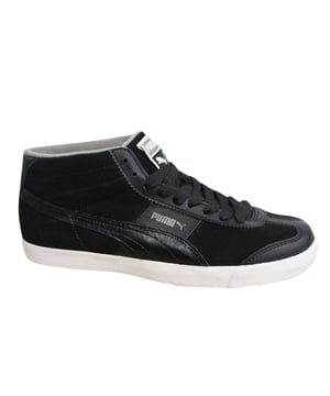 De Puma Roma LP Hi Lodge zwarte herentrainers zijn een veelzijdige en stijlvolle keuze voor mannen die houden van een mix van klassiek design, comfort en kwaliteit in hun schoenen. Dit zijn de belangrijkste kenmerken van deze zwarte sportschoenen:

Belangrijkste kenmerken:

 Klassiek ontwerp:  De Roma LP Hi Lodge trainers hebben een klassiek en tijdloos ontwerp met een high-top silhouet, waardoor ze geschikt zijn voor een breed scala aan casual outfits.

 Zwarte kleur: De zwarte kleur van deze sportschoenen is neutraal en gemakkelijk te combineren met verschillende kledingstijlen, waardoor ze een vleugje verfijning aan je look toevoegen.

 Comfortabele Binnenzool:  Deze sportschoenen hebben vaak een dempende binnenzool voor extra ondersteuning en comfort tijdens lange uren dragen.

 Duurzame buitenzool:  De buitenzool is ontworpen voor duurzaamheid, biedt goede tractie en zorgt ervoor dat deze sportschoenen regelmatig gebruik aankunnen.

 Vetersluiting: De vetersluiting zorgt voor een veilige en aanpasbare pasvorm.

 Puma-logo:  Zoals bij veel Puma-producten zijn deze sportschoenen voorzien van het iconische Puma-logo, dat staat voor kwaliteit en stijl.

 Veelzijdig gebruik: Deze sportschoenen zijn veelzijdig genoeg om te combineren met verschillende casual outfits, van jeans tot shorts en sportkleding.

De Puma Roma LP Hi Lodge zwarte herenschoenen bieden een tijdloze en comfortabele optie voor mannen die een klassieke look met een moderne twist willen in hun dagelijkse schoeisel. Of je nu op pad gaat voor een casual dag, boodschappen gaat doen of gewoon comfortabele en stijlvolle schoenen wilt voor verschillende gelegenheden, deze sportschoenen bieden een geweldige balans van klassieke esthetiek en modern comfort met de toegevoegde touch van een high-top ontwerp.