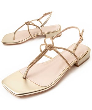 Sandalia de mujer. Plantilla de cuero natural acolchada. Ajuste cómodo. Suela antideslizante. Costuras reforzadas. Fabricada por otras marcas para nuestra marca. Medidas aproximadas: tacón de 3 cm.