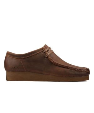Las botas Clarks Wallabee 2 Beeswax para hombre en color marrón son un complemento elegante y de alta calidad para tu colección de calzado. Basadas en el icónico diseño Wallabee, estas botas ofrecen una combinación de comodidad, durabilidad y estilo clásico. Estas son las características clave:

 Piel de cera de abeja:  Estas botas están fabricadas con piel de cera de abeja de primera calidad, que no sólo proporciona un aspecto rico y clásico, sino que también garantiza longevidad y calidad. El tratamiento con cera de abeja realza el brillo natural de la piel y la hace más resistente a las rozaduras y al desgaste.

 Diseño Wallabee 2:  La designación "Wallabee 2" significa una versión actualizada del intemporal estilo Wallabee. El diseño Wallabee se caracteriza por su construcción inspirada en el mocasín, la costura de la puntera de mocasín y el corte a la altura del tobillo.

 Suela de crepé: Las botas están equipadas con una suela de crepé, conocida por su comodidad y amortiguación. Ofrece una excelente amortiguación, reduciendo la fatiga del pie y proporcionando una experiencia confortable incluso durante largas caminatas.

 Estilo versátil:  Las botas Clarks Wallabee 2 Beeswax Marrón para hombre tienen un estilo versátil que puede combinarse con varios atuendos. Son adecuadas para una amplia gama de ocasiones, desde el uso diario hasta eventos semiformales.

 Reputación de la marca Clarks:  Clarks es una marca muy respetada, conocida por producir calzado cómodo y de alta calidad. Elegir unas botas Clarks significa invertir en un producto con estilo y buena reputación.

Las botas Clarks Wallabee 2 Beeswax para hombre en marrón son una combinación de estilo clásico, comodidad y calidad. El uso de piel con cera de abeja añade un toque de sofisticación y durabilidad a estas botas. La reputación de Clarks por su calzado cómodo y bien elaborado te garantiza que estás adquiriendo un producto de primera calidad que cumple tanto con los requisitos de la moda como con los de la funcionalidad.