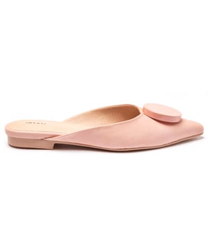 Die rosa Inyati Uma Damen Pantolette ist perfekt für die umweltbewusste Fashionista, die mit gutem Gewissen und hübschem Aussehen unterwegs ist. Die klassischen flachen Pumps aus Vegan sind super stylisch und haben eine freche, scheibenförmige Verzierung.