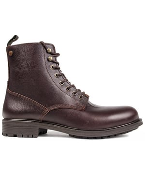 Bruine SOLE Aland militaire enkellaarsjes met ritssluiting en bovenwerk van getextureerd leer met decoratieve veters en messing oogjes. hieltrekkoord van textiel. en tong met merklogo en metalen stud. Deze hoge laarzen hebben een leren voering. geweven voetbedlabel met merknaam en een rubberen zool met noppen.