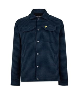 Enfrentate a los elementos con estilo con la chaqueta Lyle & Scott. Este elegante abrigo esta diseñado para lucir genial con casi cualquier conjunto. Haz una declaracion con una chaqueta que luce genial y te mantiene protegido de los elementos., Abrigo azul Lyle & Scott, cuello, 100% poliester, cierre de boton, corte estandar, se ajusta a la talla real, insignia de la marca en el pecho izquierdo, chaqueta azul marino