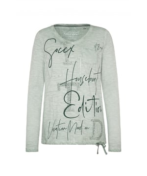Dit shirt met lange mouwen voor dames kan op verschillende manieren worden gecombineerd en is een must-have basic voor in de garderobe. Het heeft een losse pasvorm en is gemaakt van hoogwaardig materiaal. Het shirt heeft een V-hals die is afgebiesd met een geribde bies. De zoom heeft een trekkoord zodat de wijdte comfortabel kan worden aangepast. De vlamgarentextuur zorgt voor een geweldig kleureffect. De grote print op de voorkant is geaccentueerd met glitterelementen en geeft het shirt een geweldige visuele highlight. Een klein borstzakje rondt het ontwerp af.