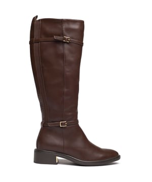 Las botas de montar Chloe de SOLESISTER combinan el estilo clásico de montar a caballo con un lujoso diseño de rodilla alta y un tacón de bloque delicadamente decorado, lo que las hace muy atractivas. Las elegantes hebillas de metal dorado y las finas correas alrededor del tobillo y la parte superior de las cañas completan la estética urbana con aires ecuestres.