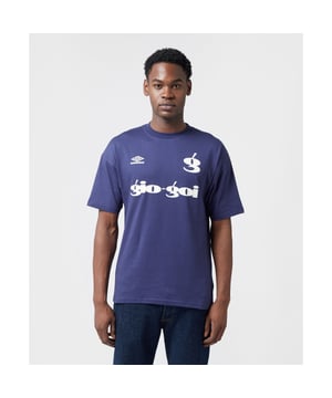 Mens Umbro X Gio Goi Warm Up Jersey in navy.- Crewneck.- Short sleeves.- Matte plastisol logos on front.- Vintage fit.- 100% Cotton.- Ref: UMTM0706LHT