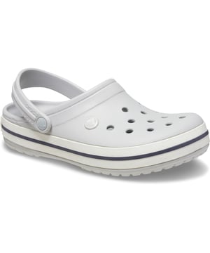 Vintage-Stil und klassischer Crocs-Komfort. Unser leichtgewichtiger Crocband Clog besteht aus dem charakteristischen Croslite-Material für eine fußgerechte Passform und Fersenriemen, die für eine gute Passform nach hinten und vorne schwingen oder als Clog getragen werden können.