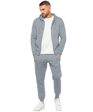 Wees klaar om elke dag te veroveren in het Enzo heren hoodie trainingspak met rits. Met zijn comfortabele reguliere pasvorm, lange mouwen hoodie met rits en boorden, en verstelbare trekkoorden, zal deze set je er op je best uit laten zien en voelen. De joggers hebben het iconische EZ-logo en hebben ook een reguliere pasvorm met boorden en een elastische tailleband met trekkoord voor een aangepaste pasvorm. De set is functioneel met 2 zijzakken en een enkele achterzak met bies, wat het perfect maakt voor zowel casual als werkgelegenheden.
