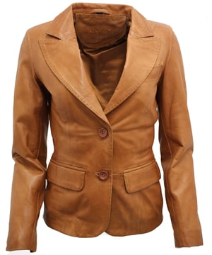 Mejora tu estilo con nuestro elegante y clásico Blazer de Cuero para Mujer, una pieza versátil que sin esfuerzo agrega estilo a tu atuendo, adecuado tanto para ocasiones casuales como elegantes. Fabricado con 100% cuero napa ultra suave de primera calidad, este blazer ofrece una sensación lujosa y cómoda. Esto es lo que lo hace destacar: Aspecto tradicional con un toque diferente: el blazer presenta un bloque de botonadura sencilla de dos botones para una apariencia atemporal y tradicional, mientras que la solapa redondeada con muescas agrega un toque elegante y contemporáneo. Amplio almacenamiento: dos bolsillos con solapa en la cintura brindan almacenamiento de fácil acceso para sus elementos esenciales, y un bolsillo abierto en el pecho no solo realza el aspecto clásico sino que también sirve como un compartimento funcional. Combinaciones de colores premium: disponible en tres combinaciones de colores premium, puede elegir la que complemente su estilo y agregue sofisticación a su guardarropa. Artesanía de calidad: elaborado con 100% cuero napa ultra suave de primera calidad, este blazer combina estilo y comodidad, lo que garantiza que se vea y se sienta lo mejor posible. Atuendo versátil: ya sea que te vistas elegantemente para una ocasión especial o para agregar un toque de elegancia a tu atuendo diario, este blazer es una opción versátil y moderna. El blazer de cuero para mujer es un artículo imprescindible para quienes aprecian la artesanía de calidad y el estilo atemporal en su atuendo.