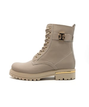 Color: Beige 412 Corte: Piel Interior: Piel Suela: Goma Cierre: Cremallera y cordones Detalles Logo de la marca dorado y acabado en el talón Ajuste: Regular Ocasión: Tiempo libre