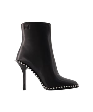 Präsentation der Bottes Nova 105 von Alexander Wang, wo moderne Anziehungskraft auf zeitlose Sophistikationen trifft. Diese knöchelhohen Stiefel vereinen nahtlos zeitgenössisches Design mit klassischer Eleganz und verfügen über eine schlanke Silhouette, die perfekt für eine selbstbewusste Fashion-Aussage ist. Um Ihren Look mit diesen Stiefeln zu heben, stellen Sie sich vor, sie als den Mittelpunkt eines schicken und vielseitigen Ensembles zu tragen. Kombinieren Sie sie mit einem maßgeschneiderten Blazer-Kleid, übergroßen Sonnenbrillen und einem auffälligen Gürtel für einen mutigen und eleganten Look, der ideal für einen Tag der urbanen Erkundung oder eine stilvolle Abendveranstaltung ist. Die Bottes Nova 105 von Alexander Wang repräsentieren das Engagement der Marke für Qualität und Mode und bieten Ihnen eine ausgefallene und modische Schuhwahl, die modernen Charme mühelos mit zeitloser Anziehungskraft verbindet. Treten Sie selbstbewusst auf und zeigen Sie Ihre einzigartige Mode-Sensibilität sowie den eleganten Charme der Stiefel. Absatz: 10,5 cm. Farbe: Schwarz - Schwarz. Hauptmaterial: glattes Kalbsleder. Innenmaterial: Gummisohle, Lederfutter, Leder-Innensohle. Futtermaterial: Leder. Verschluss: seitlicher Reißverschluss. Zehenform: spitz. Passform: fällt der Größe entsprechend aus - Europäische Größen.