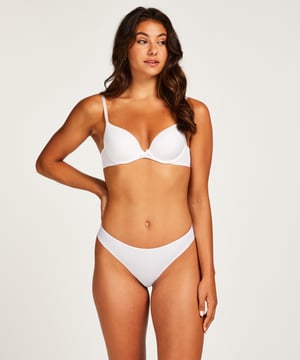 Deze brazilian tekent niet onder strakke kleding door de naadloze afwerking. De kanten achterkant zorgt voor een sexy uitstraling.
