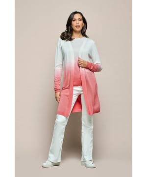 Het Brian vest van Mart Visser is een prachtig kledingstuk met een unieke glans, ideaal om je look een elegante touch te geven. Dit damesvest is gemaakt van fijne viscose, waardoor het extreem zacht en vrouwelijk aanvoelt. De lurex garen zorgen voor een subtiele glitter, terwijl het kleurverloop van wit naar warmroze een verfijnde uitstraling biedt. De manchetten, halslijn en zoom zijn afgewerkt met zachte ribboorden, wat het ontwerp extra structuur geeft. Het roze damesvest heeft comfortabele lange mouwen en valt tot op de knie. Dit heerlijk zachte, halflange vest van Mart Visser is niet alleen stijlvol maar ook verrassend comfortabel. Combineer het vest met een comfortabele spijkerbroek en bijpassende top voor een complete look, of draag het met een elegante pantalon.