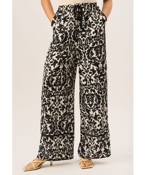Verleihen Sie Ihrer Garderobe mit unserer Mono Ikat Print Wide Leg Trousers einen Hauch von Flair. Diese stilvolle Hose hat einen trendigen Ikat-Print und eine schmeichelhafte, fließende Passform. Perfekt für jede modebewusste Person, die ein Statement setzen möchte.
