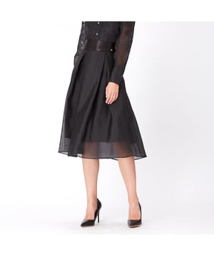 Een geavanceerd stuk royaal wijd uiteen door diepe plooien die beginnen vanuit de taille. De hele rok wordt in een organza gesneden en versierd met een grote riem met horizontale plooien in satijn, met één decoratieve knop aan de zijkant. Om te dragen met blouses, shirts, crop-tops en jassen of blazers, voor elegante en semi-formele gelegenheden.
 Productdetails:
 Lengte: 78 cm
 Model draagt ​​maat 10
 Modelhoogte is 5 "7
 Vorm: uitlopen
 Onzichtbare rits aan de linkerkant
