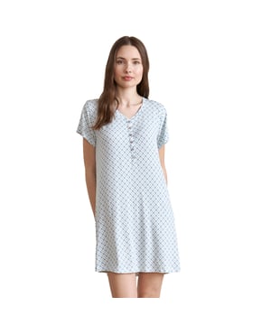 J&J Brothers nachtjapon met korte mouwen.
 V-hals met knopen.
 Geometrische print.
 Naden in toon zichtbaar.
 Samenstelling: 95% modal, 5% elastaan
 Onderhoud:
Wassen op maximale temperatuur 30º.
 Strijken op lage temperatuur.
 Geen bleekmiddel gebruiken.
 Niet in de droger.
 Niet chemisch reinigen.
