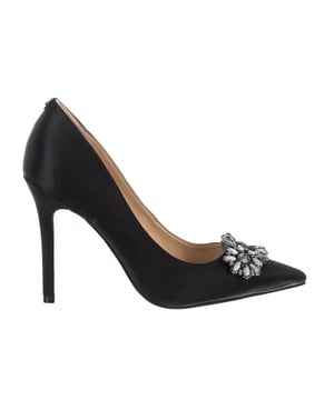 Zapatos con original diseño.
Color Negro
Puntera acabada en punta.
Detalle metálico con brillante de Strass, en la parte frontal.
Plantilla  personalizada por la marca.
Suela  personalizada por la marca.
Tacón forrado a tono, con inserción metálica personalizada por la marca, en la parte trasera.
Costuras vistas a tono.

Composición:  Exterior:Téxtil- Interior: Piel. - Suela: Sintético.

Más Información:.
Medidas  Tacón: 10 cm

Mantenimiento:
- Limpiar con un paño húmedo.