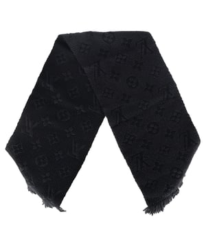 VINTAGE, RRP AS NEW
Elevate your casual wardrobe with the Gucci Paramount Crewneck Sweatshirt in deep navy blue cotton. This luxurious sweatshirt combines comfort with distinctive style, featuring the brand’s signature Paramount graphic across the front, adding an artistic touch that exudes both sophistication and playfulness.

 Louis Vuitton Monogram Fringed Scarf in Black Wool

Condition: Excellent
Signs of wear:  No sign of wear.
Packaging: None
Color: Black
Material: Wool
Size: One Size | One Size
Measurements: Height: 790; Length: 790
SKU: MRPPUGBAC445223M