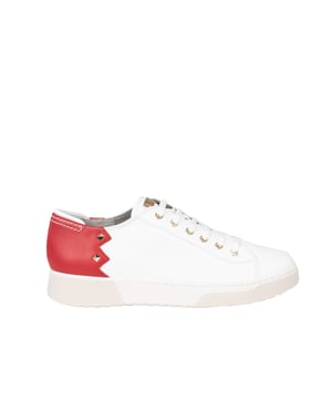 Diese geschnürten Schuhe sind die perfekte Kombination aus Stil und Funktionalität, die sicherlich die Aufmerksamkeit jedes Modebegeisterten auf sich ziehen wird.

Dank der robusten Gummisohle bieten diese Schuhe zuverlässigen Halt auf jeder Oberfläche, was sie zu einer ausgezeichneten Wahl für jedes Wetter und Gelände macht.

Die rutschfeste Gummisohle, entwickelt nach einem italienischen Patent, garantiert Sicherheit und Tragekomfort, unabhängig von den Wetterbedingungen.

Ein elegantes Markendetail auf der Zunge verleiht den Schuhen einen einzigartigen Charakter und betont ihre hohe Qualität sowie die Liebe zum Detail.

Die präzise ausgeführte Naht auf dem Obermaterial stärkt nicht nur die Konstruktion der Schuhe, sondern verleiht ihnen auch ein einzigartiges, stilvolles Aussehen.

Dekorative Nieten verleihen den Schuhen einen Hauch von Rockstil, was sie zur idealen Wahl für Menschen macht, die gerne aus der Masse herausstechen.