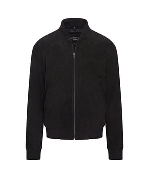 Maak kennis met het Varsity su�de leren bomberjack voor heren, een verfijnde variant op het klassieke MA-1 pilotenjack. Dit jack is gemaakt van 100% zacht geitensu�de en biedt uitzonderlijke duurzaamheid en soepelheid. De zichtbare ritssluiting aan de voorkant is voorzien van een brede, doorgestikte ritssluiting, aangevuld met een ribgebreide kraag, manchetten en zoom voor extra warmte en een slank silhouet. Met vier zakken (twee in de taille en twee aan de binnenkant, waaronder een veilige zak met ritssluiting) combineert dit volledig gevoerde jack stijl en functionaliteit naadloos. � Gemaakt van 100% zacht geitensu�de voor duurzaamheid en comfort � Zichtbare ritssluiting aan de voorkant met doorgestikte ritssluiting � Ribgebreide kraag, manchetten en zoom voor isolatie � Vier zakken: twee in de taille en twee aan de binnenkant, ��n met ritssluiting � Volledig gevoerde binnenkant voor extra warmte en comfort