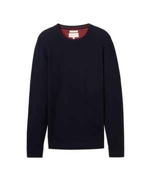 Deze gebreide trui voor heren van Tom Tailor maakt indruk met zijn klassieke stijl en hoge draagcomfort. Het model is regular fit, wat een comfortabele en casual pasvorm garandeert. De ronde halslijn geeft de trui een eenvoudige elegantie die op verschillende manieren gecombineerd kan worden. Met een shirt of T-shirt eronder past deze trui bij veel verschillende outfits en gelegenheden. De fijn geribde boorden aan de mouwen en zoom zijn bijzonder opvallend, omdat ze niet alleen visueel aantrekkelijk zijn, maar ook zorgen voor een perfecte pasvorm. De lange mouwen en het hoogwaardige materiaal maken hem ideaal voor koelere dagen, want hij houdt je niet alleen warm, maar voelt ook comfortabel aan tegen de huid. De trui is gemaakt van hoogwaardige materialen die staan voor duurzaamheid en vormvastheid. Zelfs na meerdere wasbeurten blijft het materiaal zacht en biedt het het gebruikelijke comfort. Deze gebreide trui is een veelzijdige basic die je zowel in je vrije tijd als voor elegantere gelegenheden kunt dragen. De combinatie van tijdloos design en eersteklas afwerking maakt het een essentieel kledingstuk in elke herengarderobe.