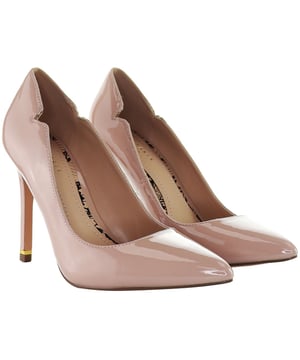 Ontketen je innerlijke stijl met de Ted Baker Orlay Women's Pink Court Shoes â€" een gedurfd en chique statement voor wie mode met flair omarmt. Hier zijn de belangrijkste kenmerken die deze pumps tot een opvallende keuze maken:

Belangrijkste kenmerken:

 Roze kleur: De levendige roze kleur van de Orlay Court Shoes voegt een speels en opvallend element toe aan je ensemble. Met deze gedurfde tint maak je een statement en injecteer je een dosis persoonlijkheid in je look.

 Hofschoen silhouet:   Het silhouet van de pumps is tijdloos en elegant en biedt een klassiek ontwerp dat past bij verschillende gelegenheden. De spitse neus en gematigde hakhoogte dragen bij aan een verfijnde en gepolijste uitstraling.

 Goudkleurige accenten:   Sommige Ted Baker ontwerpen bevatten goudkleurige accenten, zoals metallic hardware of merkdetails. Deze accenten voegen een vleugje verfijning toe en verheffen de algehele esthetiek.

Stap zelfverzekerd in stijl met de Ted Baker Orlay Women's Pink Court Shoes, met een perfecte mix van gedurfde kleuren, een verfijnd design en vakmanschap van hoge kwaliteit. Deze schoenen zijn ideaal voor diegenen die een statement willen maken met hun schoeisel en tegelijkertijd willen genieten van het comfort en de elegantie van een klassieke pumpsilhouet.