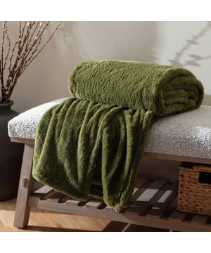 Never will you need another blanket to cosy up to with the Kallu throw. Featuring single-layered, double-sided faux fur in a range of earthy tones, this design is finished with a wide border around all sides. No snuggle factor lost, and double softness gained!