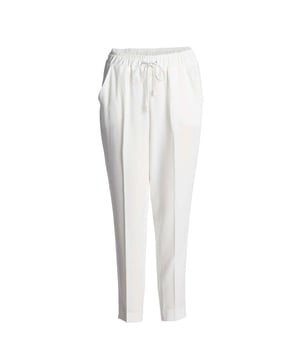 Pantalón CONQUISTA en tejido de poliéster crepé de color liso. Cintura elástica del mismo tejido de 4 cm de ancho. Cierre con lazo en la parte delantera. Bolsillos laterales. Pernera estrecha. Largo, para la talla 36/S, 99 cm incluida la cintura. 92% poliéster-8% elastán.