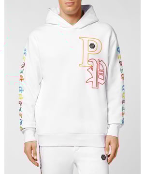 Ein Design-Detail. Sehen Sie, wie es diesen Unisex-Jogging-Hoodie aus Baumwollfleece auffrischt. Das Kleidungsstück ist mit Prints und Stickereien im Gothic-Stil verziert. Zwei Eingrifftaschen. Rippstrick-Säume.