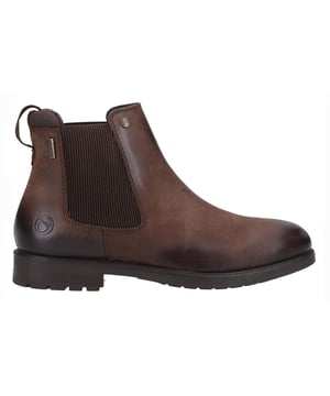 De Gretton Chelsea boot combineert een door het platteland geïnspireerde stijl met wintergereed functionaliteit. Met waterdichte leren bovenkant en memory foam zolen zorgt het ervoor dat je voeten warm, droog en comfortabel blijven het hele seizoen door. De achterste aantrekloop maakt het gemakkelijk om ze aan te trekken, terwijl het slanke ontwerp een vleugje moeiteloze stijl aan je wintergarderobe toevoegt. Perfect voor wie zowel functionaliteit als mode wil tijdens de koudere maanden. - Waterdichte leren bovenkant - Achterste aantrekloop voor gemakkelijk aan- en uittrekken - Memory foam zolen - Cotswold branding