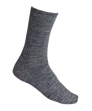 Estos calcetines de lana de alpaca para mujer, perfectos para el día a día, son el epítome del lujo. Confeccionados con fibras de lana de alpaca 100%, estos calcetines son suaves y delicados, pero lo suficientemente resistentes para el uso diario. Estos calcetines de lana de alpaca mantienen los pies cómodos durante todo el día y su textura acanalada en la pierna y el pie alivia la presión innecesaria sobre el pie y ayuda a garantizar un ajuste seguro. Estos calcetines tienen propiedades de absorción de la humedad, lo que significa que mantendrán sus pies secos en todas las condiciones. Esto es importante porque si tus pies se mojan durante largos periodos de tiempo, pueden causarte ampollas e infecciones. Puedes elegir entre 6 colores: Negro, Marrón, Beige, Azul marino, Gris y Gris claro, ¡así que hay para todos los gustos! Tanto si prefieres un negro tradicional como un marrón clásico, tenemos algo que se adapta a tu estilo. Estos calcetines de mujer están disponibles en 2 tallas: 3-4 UK (35-37 EUR, 4-5 US) y 5-7 (38-40 EUR, 6-8 US) y están hechos de 56% Acrílico, 22% Lana, 11% Poliamida, 9% Alpaca, 2% Elastano. Hay 6 colores para elegir y son totalmente lavables a máquina.