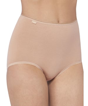Perfect for every day wear, these 24/7 Cotton Maxi briefs are a staple piece in your lingerie collection. This multi pack of briefs comes in 3 different colours - all black, all white or all blush. The elasticated waist provides the perfect fit and lined gusset for all day comfort.