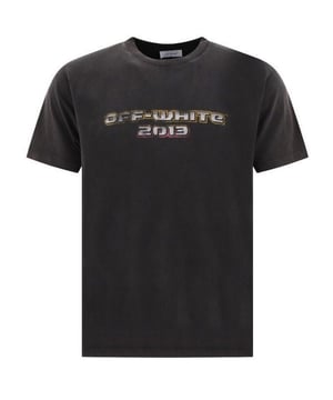 Blijf stijlvol met dit gebroken witte slanke T-shirt. Met een iconisch schilderij op de achterkant is dit tee zeker een gespreksaanzet. Pronk met je unieke stijl! Iconisch logo op de voor- en achterkant gebroken wit vervaagde zwarte tee, slanke 100% katoen, gemaakt in Portugal, Crew Neck, Streetwear ,, Code met korte mouwen: OMAA027F23JER0061084