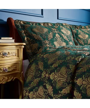 The Shiraz range is the height of opulence. Each piece has an embroidered damask pattern in delicate gold, presented on emerald chenille-style fabric. The Shiraz pillow sham features a large oxford border with matching burgundy twisted edging. With a golden lining and envelope closure this magnificent sham is the perfect accent to a traditional bedspread.