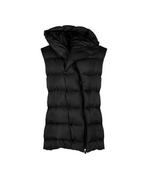 El color uniforme de nuestra chaqueta es la solución perfecta para aquellos que valoran la elegancia y la simplicidad en sus estilismos diarios, así como la facilidad para combinarla con otros elementos del vestuario.

El diseño más largo no solo proporciona una comodidad excepcional y calor en los días más fríos, sino que también añade a la silueta delgadez y un chic clásico, funcionando perfectamente tanto para el día a día como para ocasiones más formales.

El capucha, por otro lado, es un complemento práctico que protege contra las condiciones meteorológicas adversas, mientras que al mismo tiempo le da a la chaqueta un carácter moderno y deportivo.

Con cierre de cremallera y botones, el chaleco garantiza una protección adicional contra el viento y el frío, además de permitir un rápido y cómodo ponerse y quitarse, lo que es extremadamente práctico en el uso diario.

Fabricado en Italia, lo que garantiza la más alta calidad de los materiales y una ejecución precisa, característicos del artesanado italiano, que es famoso por su atención a cada detalle y una habilidad excepcional.