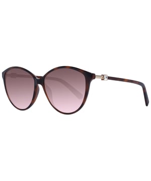 Gafas de sol Swarovski con montura de acetato.
Color Marrón-negro
Forma ovalada.
Lentes de color Rosa degradado
Patillas de acetato con detalles  de brillantes  Swarovski.
100% Protección UV. 
Cristales antirreflejo. 

Medidas  Alto lente: 48 mm
Ancho lente: 58 mm.
Puente: 14 mm.
Patillas: 140 mm.

Limpieza y manutención:
-Limpiar las gafas con agua y jabón (neutro).
- No utilice paños sucios o abrasivos, que puedan alterar las características de los filtros.
- Utilice solo accesorios y repuestos originales.