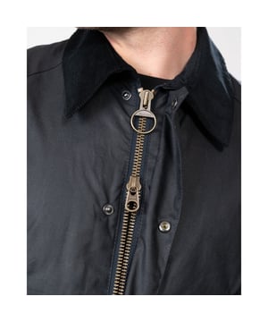 A rework of the contemporary engineered Bedale.

Mediumweight 6oz Barbour Sylkoil wax outer
Barbour Tartan lining
Washed cord collar
Nylon dripstrip
Inner patch pocket
Sponge clean only
Hood Available Separately