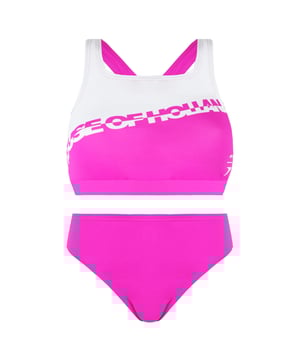 Met een lichtgewicht band voor ondersteuning onder de buste en een slip met trekkoord is dit prachtige tweedelige stuk een geweldige keuze voor fitnesstraining. Het is gemaakt van de nieuwe ECO Endurance+ stof, die 100% chloorbestendig en sneldrogend is, en gemaakt van 50% gerecycled materiaal.
Materiaal 100% polyester