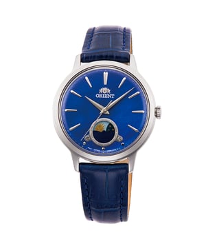 Orient Uhr RA-KB0004A10B Damen  
Geschlecht: Damen  
Hauptfarbe: Silber  
Uhrwerk: Quarz: Batterie  
Anzeigeformat: Analog  
Wasserdichtigkeit: 3 ATM  
Verschluss: Dornschließe  
Funktionen: Sonne und Mond  
Gehäusefarbe: Silber  
Gehäusematerial: Edelstahl  
Gehäusebreite: 34  
Gehäuselänge: 41  
Zifferblatt: Keine  
Armbanduhrfarbe: Blau  
Armbandmaterial: Leder  
Breite der Bandanschlüsse: 16  
Handgelenkumfang (max.): 195  
Lieferumfang: Uhrenbox  
Stil: Mode  
Gehäusehöhe: 7  
Glas: Mineralglas  
Anzeige-Farbe: Blau  
Gangreserve: Keine Automatik  
Lünette: keine  
Zusätze zur Uhr: Keine  
