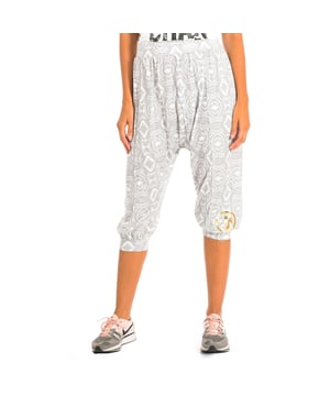 Pantalón Corto Deportivo Zumba. 
Color Blanco estampado
Diseño Harem.
Cintura elástica.
Gráficos con motivos de la marca.
Tejido suave que proporciona comodidad durante todo el día.
Costuras vistas a tono.

Composición:  65% Poliéster, 35% Algodón.

-Utilizar lavadora a temperatura máxima 30º .
-Utilizar secadora.
-No utiliza Lejía.
-Plancha  a temperatura máxima 110º.