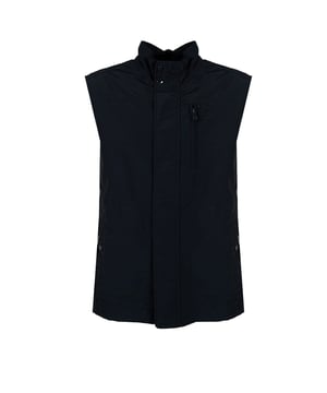 Einfacher Stil
Mit Stehkragen
Mit zweizippligem, signiertem Reißverschluss verschließbar
Reißverschluss mit Plisseeabdeckung und Druckknopfverschluss
Zwei vordere Taschen mit Druckknopfverschluss
Auf der linken Seite eine zusätzliche Tasche
Zwei Innentaschen mit Verschluss
Unterseite kann mit einem Kordelzug reguliert werden
Spezielles Geox System sorgt für Wind- und Wasserdichtigkeit
Aus hochwertigem, atmungsaktivem Stoff gefertigt