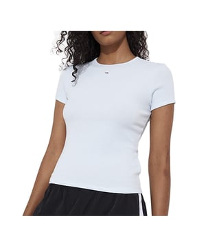 T-Shirt Tommy Jeans Flag Femme Weiß Baumwolle. Authentisches Kleidungsstück der Marke Tommy Jeans - Streetwear/Sportswear Design von Tommy Jeans - Tommy Jeans für Frauen, modisch und perfekt für den Alltag - Das weiße T-Shirt von Tommy Jeans lässt sich hervorragend mit dem Rest Ihrer Garderobe kombinieren - bequeme Baumwollmaterial - klassisch - Flag -