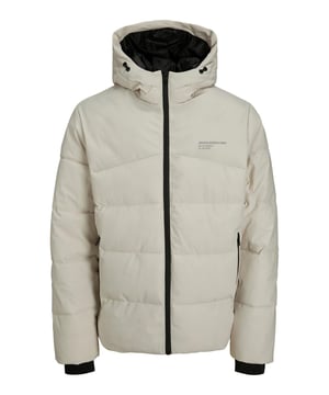 Deze gewatteerde jas van Jack & Jones is een warme en isolerende jas die perfect is voor de koude wintermaanden. Hij is gemaakt van hoogwaardige materialen en heeft een hoog draagcomfort. De normale pasvorm zorgt voor een comfortabele pasvorm. Het jack sluit met een doorlopende ritssluiting en is daardoor gemakkelijk aan en uit te trekken. De jas heeft een casual capuchon met elastisch trekkoord, zijzakken met ritssluiting en stormmanchetten. De stormmanchetten beschermen tegen kou en wind. Een lichtgewicht stof zorgt voor ademend vermogen. Het jack is verkrijgbaar in verschillende kleuren en maten en kan op allerlei manieren worden gecombineerd. Deze gewatteerde jas van Jack & Jones is een warme en isolerende jas voor elke man.
