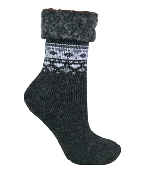Unsere stylischen Damen-Wollsocken zum Umschlagen sind die ideale Ergänzung für die Garderobe jeder stilvollen Frau, die sowohl Wärme als auch Komfort schätzt. Mit dieser Socke Turn-over Top - es ist ideal für das Tragen mit kurzen Booties für einen stilvollen Look tagsüber. Alternativ kann diese Socke auch mit Ihrer bequemen Lounge-Kleidung kombiniert werden und kann beim Entspannen getragen werden, um die Füße zu Hause bequem und warm zu halten. Diese Socken haben eine weiche, gebürstete Innenseite, die die Socke sanft und flauschig macht. Diese gebürstete Innenseite trägt auch dazu bei, die Wärme näher an der Haut zu halten, was diese Socke unglaublich kuschelig für eine Nacht zu Hause oder einen Ausflug nach draußen in den Wintermonaten macht. Mit einem stilvollen Fairisle-Druck auf der Außenseite der Socken sind diese Socken perfekt für die Wintergarderobe eines jeden. Erhältlich in 5 verschiedenen Farben, sind diese Socken in den Größen 4-8 UK und sind das perfekte Geschenk für Ihre Füße! Die Socken bestehen aus 63% Acryl, 24% Wolle, 12% Polyamid, 1% Elasthan und sind maschinenwaschbar.