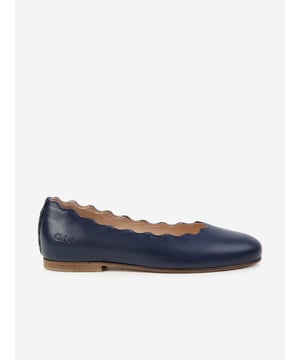 Parisian label Chloé incorporate exquisite materials in their beautifully crafted abstracts. These girls navy ballerina pumps are a captivating construction. Envisioned in refined leather showcasing shells and a Chloé embossed pattern on the side. Mini Me Sold in a Chloé Shoe Box 100% Leather