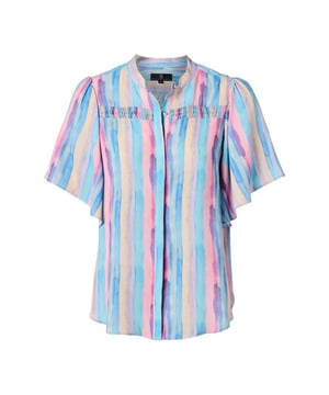 Deze top voor dames van Mart Visser is gemaakt van gerecycled polyester (duurzaam) en heeft een all over print. Het model heeft een ronde hals en korte mouwen. De top heeft een knoopsluiting.details van deze top:stijlnaam: Waylon