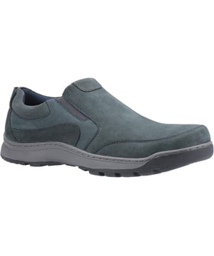 Heren slip-on schoen voor ontspannen dagelijkse styling. Comfortabele afgeronde schortteen. Memory Foam voetbed. Gewatteerde kraag. Dubbele elastische gussets.