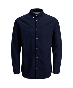Camisa para hombre de la marca Jack & Jones. La camisa está hecha de algodón de alta calidad. El suave tejido de algodón garantiza una comodidad de uso maravillosamente cálida. La camisa tiene un corte entallado.  Marca: Jack & JonesNombre del modelo: Classic OxfordCategoría: camisas de hombreMateriales: algodónColor: azul