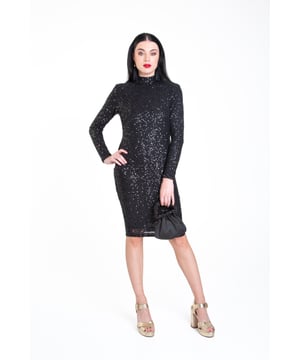 Tijdens dit feestseizoen zijn er een heleboel festiviteiten om bij te wonen. Onze nieuwe gevoerde en glinsterende grijze bodycon midi-jurk met hoge hals en lange, strakke mouwen valt tot onder de knie en past bij je favoriete hakken. Van bruidsmeisje tot bruiloftsgastjurk tot formeel kantoorfeest, in deze bodyconjurk met pailletten voel je je altijd mooi!